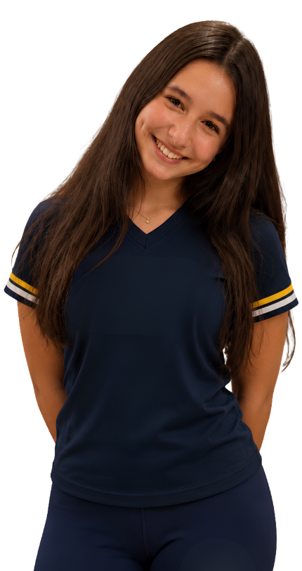 Aluna sorrindo com uniforme