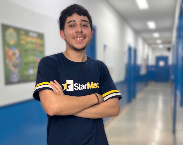 Aluno em corredor da escola